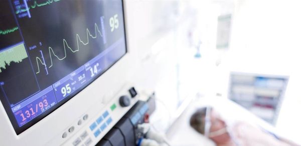 أُصيب بالشلل بعد لدغة "ناموسة".. ابن شقيق إعلامية شهيرة يدخل في غيبوبة!