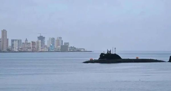 واشنطن تتحدى موسكو: السيطرة على ناقلة روسية قرب فنزويلا