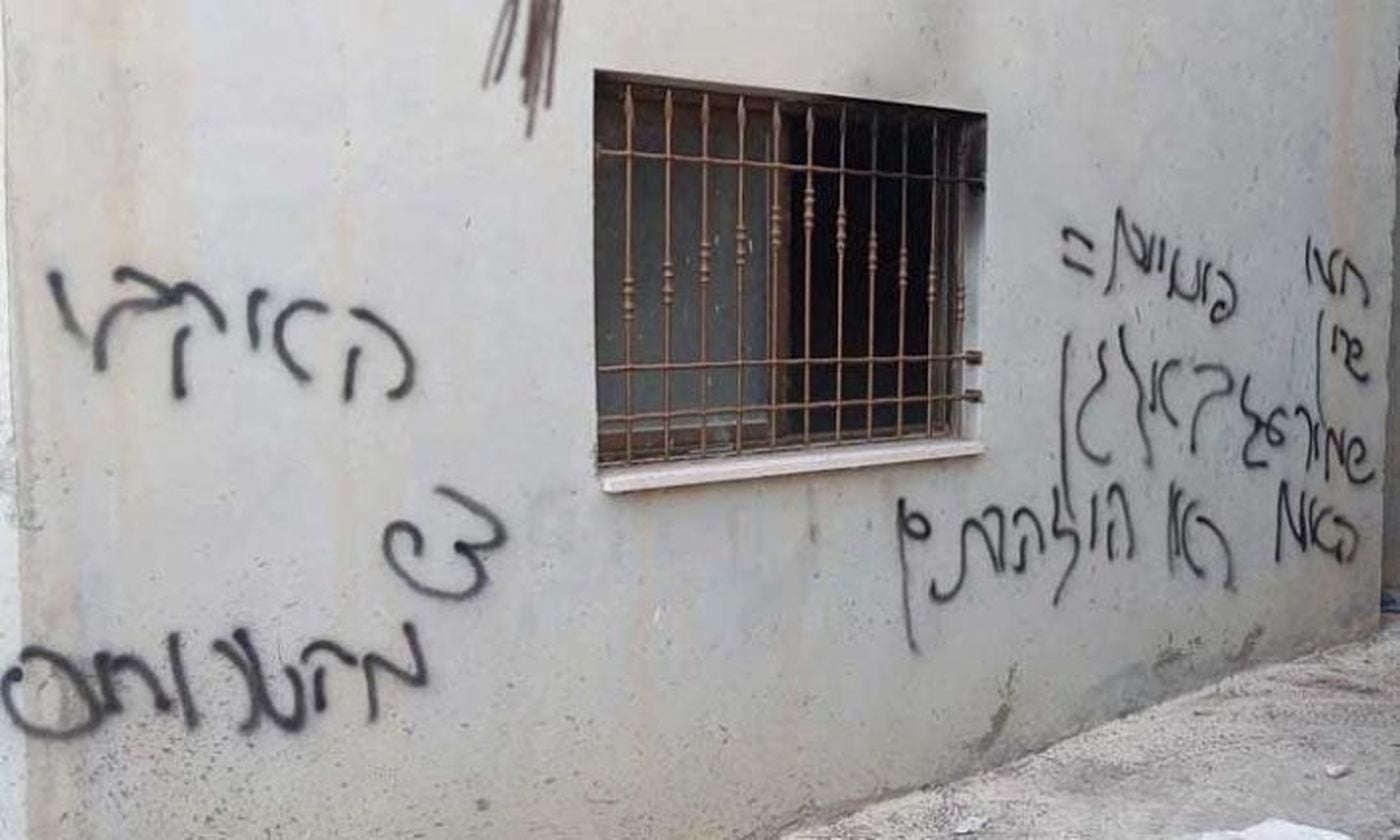 بالفيديو- مستوطنون يحاولون إحراق مسجد في بزاريا شمال غربي نابلس