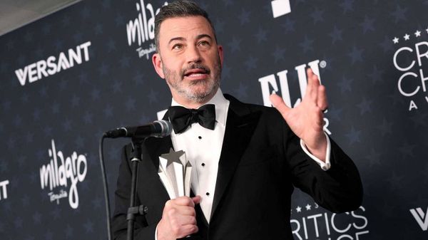 جيمي كيميل يسخر من ترامب بعد فوزه بجائزة أفضل برنامج حواري