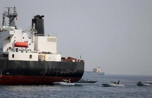 البحرية الإيرانية تنقذ 44 بحارا من ناقلتي بحر عمان
