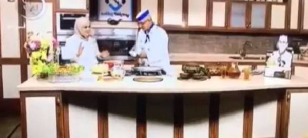 بالفيديو: شيف  يقع في موقف محرج للغاية أثناء تفريغه الطعام فوق رأسه !