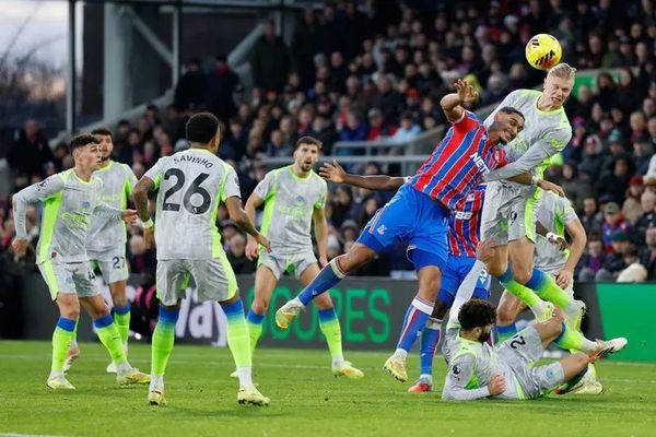 الدوري الانكليزي الممتاز في كرة القدم: فوز مانشستر سيتي على كريستال بالاس (4-1) في افتتاح منافسات المرحلة الثانية.