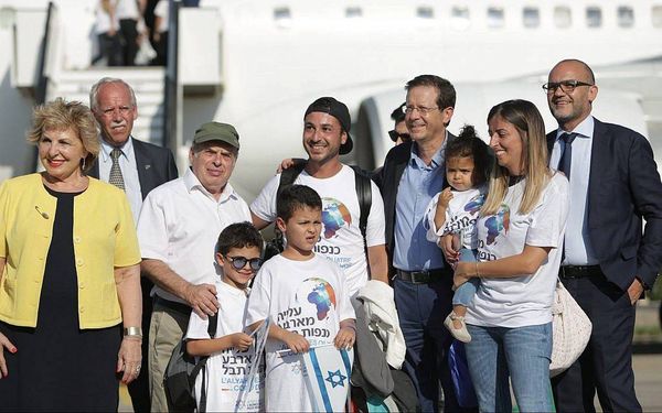 In changing of the guard at Jewish Agency, Sharansky and Herzog greet new olim