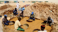السودان: 5 قتلى و25 عالقاً تحت الأنقاض في انهيار منجم ذهب
