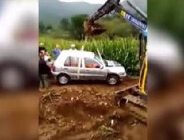 فيديو: دفن صيني داخل سيارته تحت الأرض