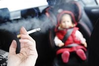 بريطانيا: منع التدخين في السيارة بوجود أطفال