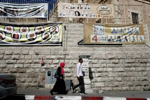 الفلسطينيون يبدأون التصويت في انتخابات بلدية تقتصر على الضفة الغربية