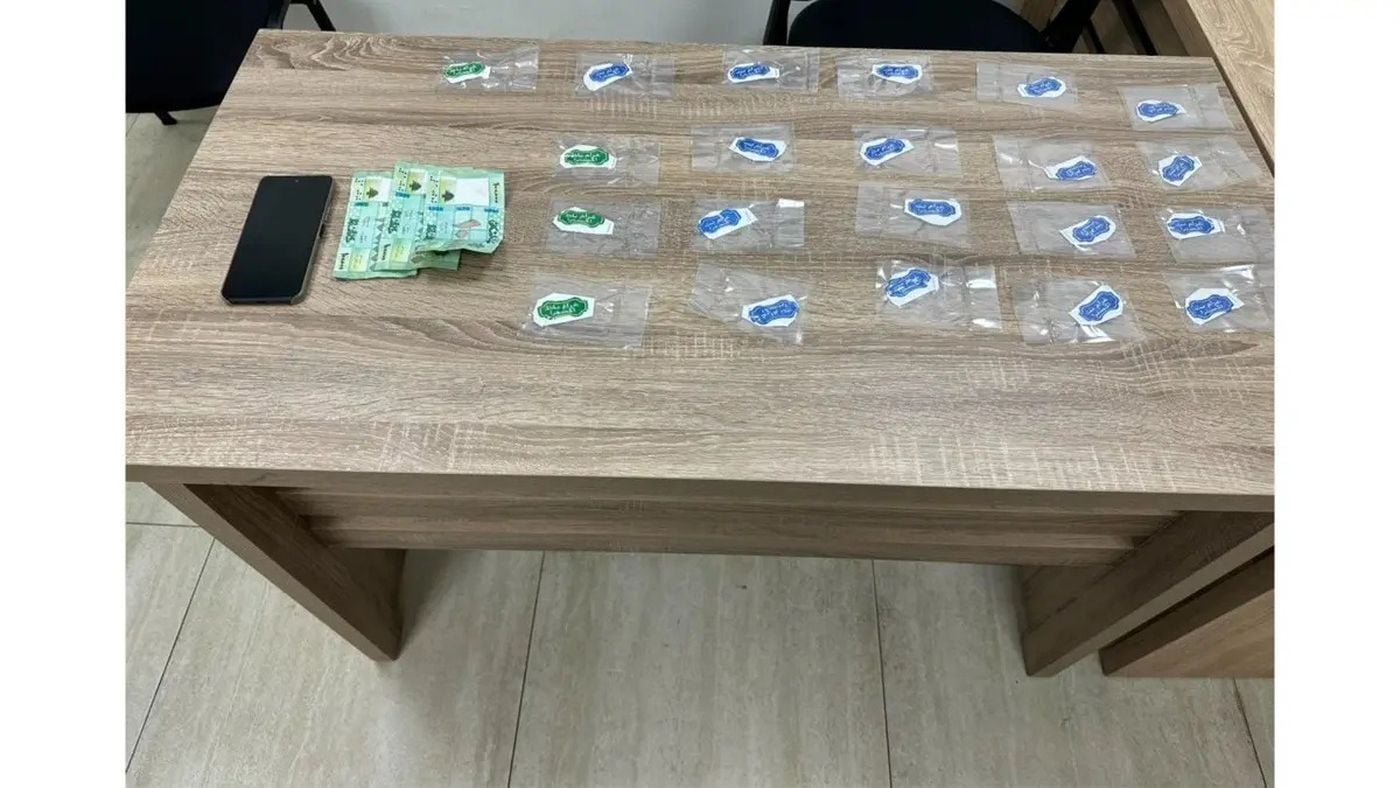 مروج مخدرات في قبضة قوى الأمن على طريق المطار