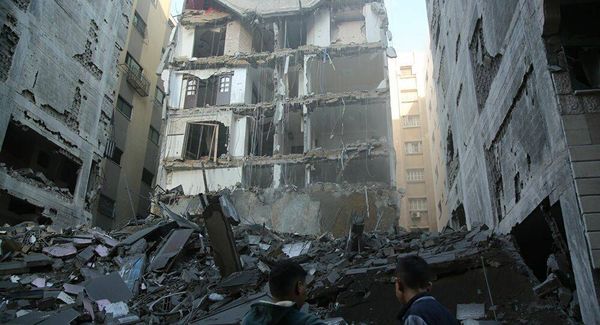 الطائرات الحربية الإسرائيلية تدمّر برج الجوهرة في غزة بالكامل