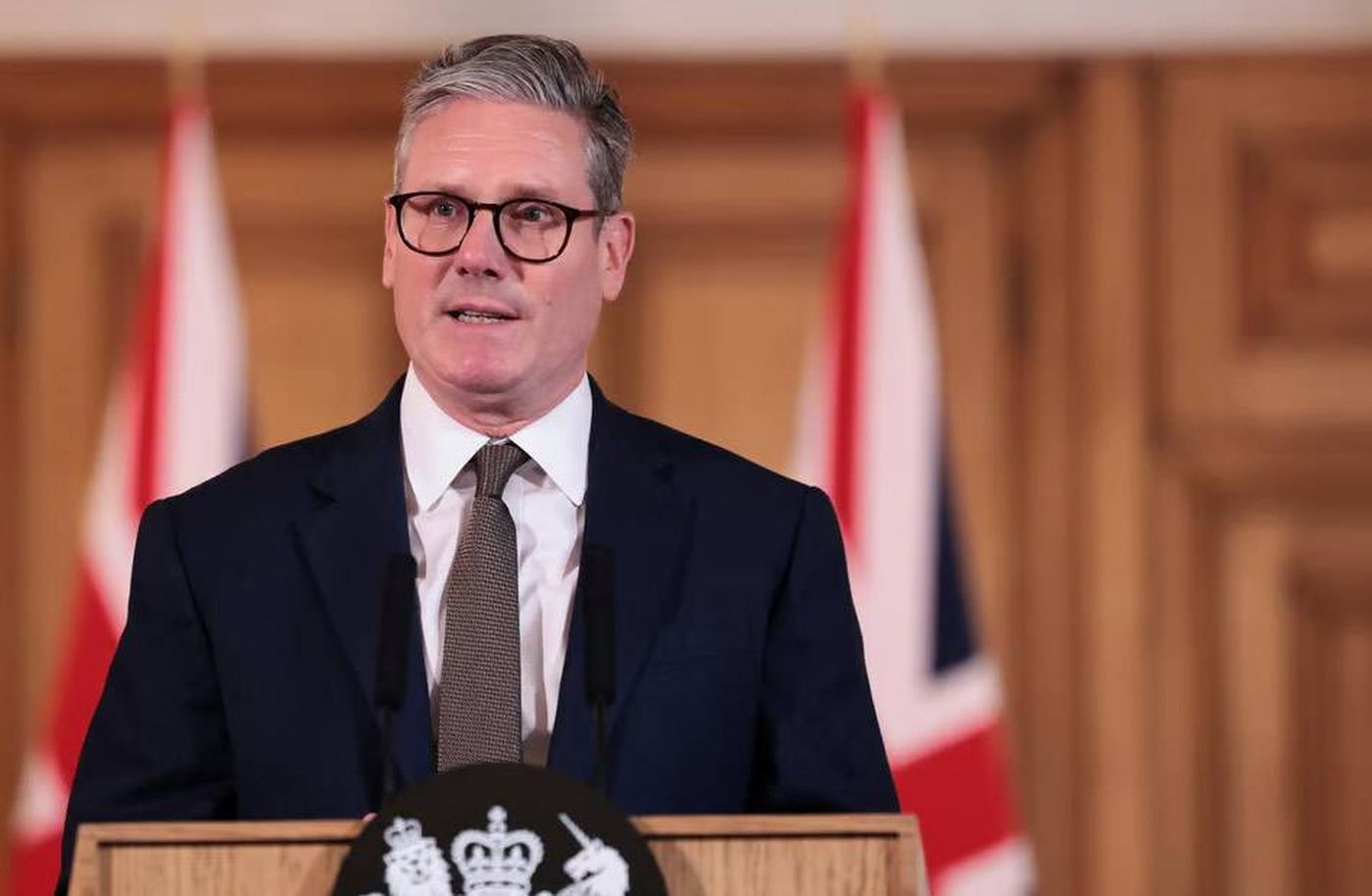 ستارمر يعتذر لضحايا إبستين: «آسف لتصديق أكاذيب ماندلسون»