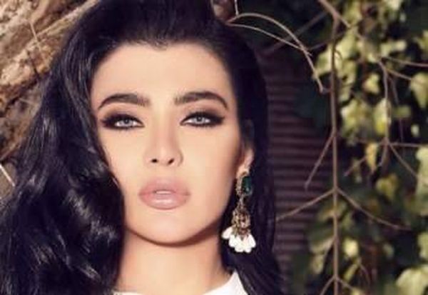 قمر تنشر صورة جريئة على السرير