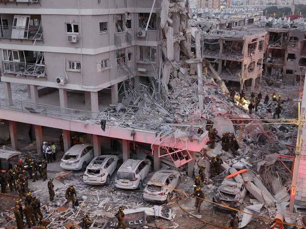 موسكو وبكين تحذّران من تجاوز الخطوط الحمراء... والمنطقة على شفير التحوّل الكبير!
الحكومة تتمسّك بالحياد...وتتخذ اجراءات حاسمة
التشكيلات الديبلوماسية تبصر النور اليوم...ولا تسليم للسلاح الفلسطيني