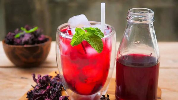 ماذا يحدث لجسمك عند شرب الكركديه بانتظام؟