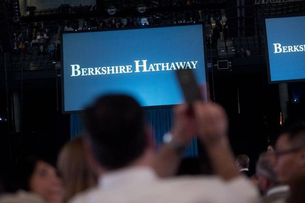 قفزة في الأرباح التشغيلية لـ Berkshire Hathaway في الربع الأول من 2021.. ووارن بافيت يستمر بإعادة شراء الأسهم