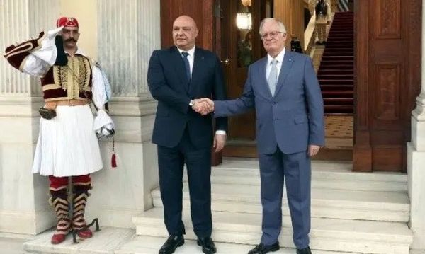 قمّة لبنانيّة - يونانيّة في أثينا 
عون: مُصمّمون على إنهاء حالة العداء مع "إسرائيل" 
تاسولاس: نحن الى جانبكم