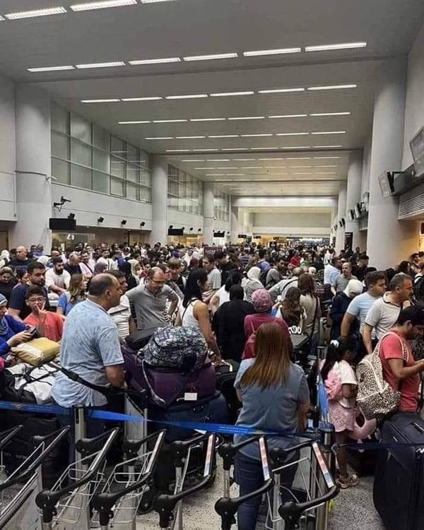 ازدحام كثيف في المطار طلبا للرحيل عن لبنان واسعار تذاكر السفر

ارتفعت ثلاثة اضعاف بعد الغاء شركات طيران رحلاتها الى لبنان