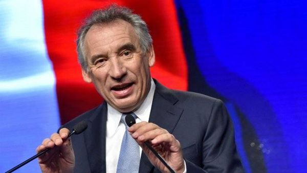 فرنسا: زعيم الوسط فرانسوا بايرو لن يترشح للانتخابات الرئاسية ويعلن مساندته لماكرون