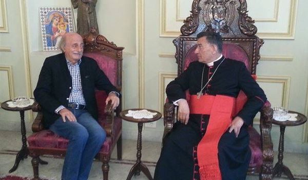 هل طرح جنبلاط أسماً خامساً للرئاسة في بكركي؟