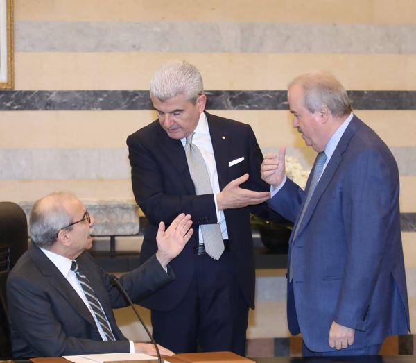 مجلس الوزراء: توافق على تعريف الفجوة الماليّة... واستكمال النقاش الجمعة
تقرّر تسديد أموال المودعين بما لا يقل عن 1500 دولار شهرياً مع تحرير عدد كبير من الحسابات