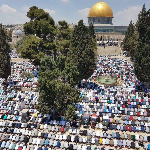 عشرات آلاف الفلسطينيين يؤدون صلاة الجمعة الأولى من شهر رمضان في المسجد الأقصى المبارك