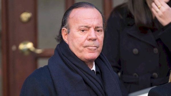 خوليو إغليسياس متهم بالتحرش الجنسي