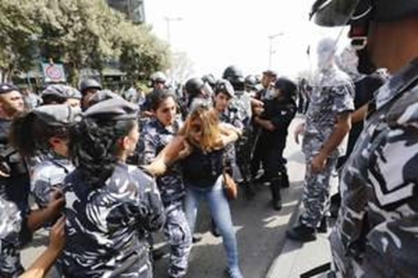 عندما يقف الفقير عاجزًا على دفع كفالة أمام سارقي بلده!