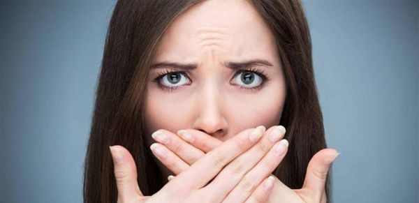 6 طرق سهلة للتخلص من رائحة الفم الكريهة