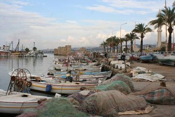 قطع طريق مرفأ صيدا احتجاجاً على نفاد المازوت