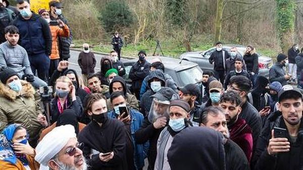 بريطانيا.. احتجاجات على نشر صورة كاريكاتورية عن النبي محمد