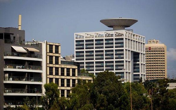 للإشتباه باتصاله بالمخابرات الايرانية.. اعتقال عامل في منزل وزير الدفاع 
