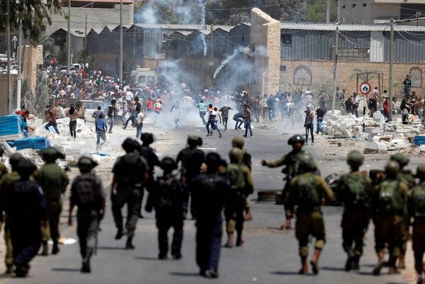 اشتباكات بين الفلسطينيين وقوات الإحتلال في أنحاء متفرقة من الضفة الغربية