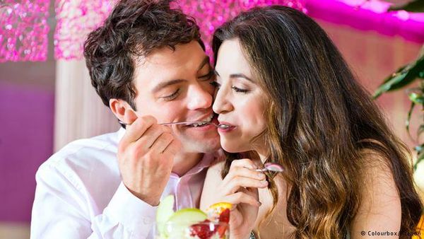 اليك بعض الأفعال التي  تحمل رسالة حب قوية للمرأة تفوق الكلمات