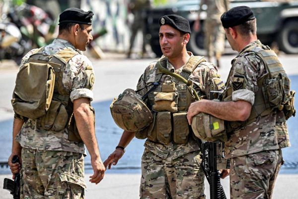 الجيش: توقيف شخصين في صيدا لتهريبهما أسلحة من سوريا إلى لبنان