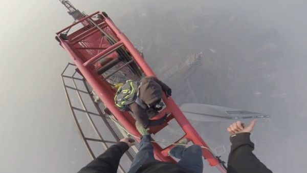 بالفيديو .. 7 ملايين مشاهد في يومين لروسيين تسلقا ناطحة سحاب صينية بدون وسائل حماية


