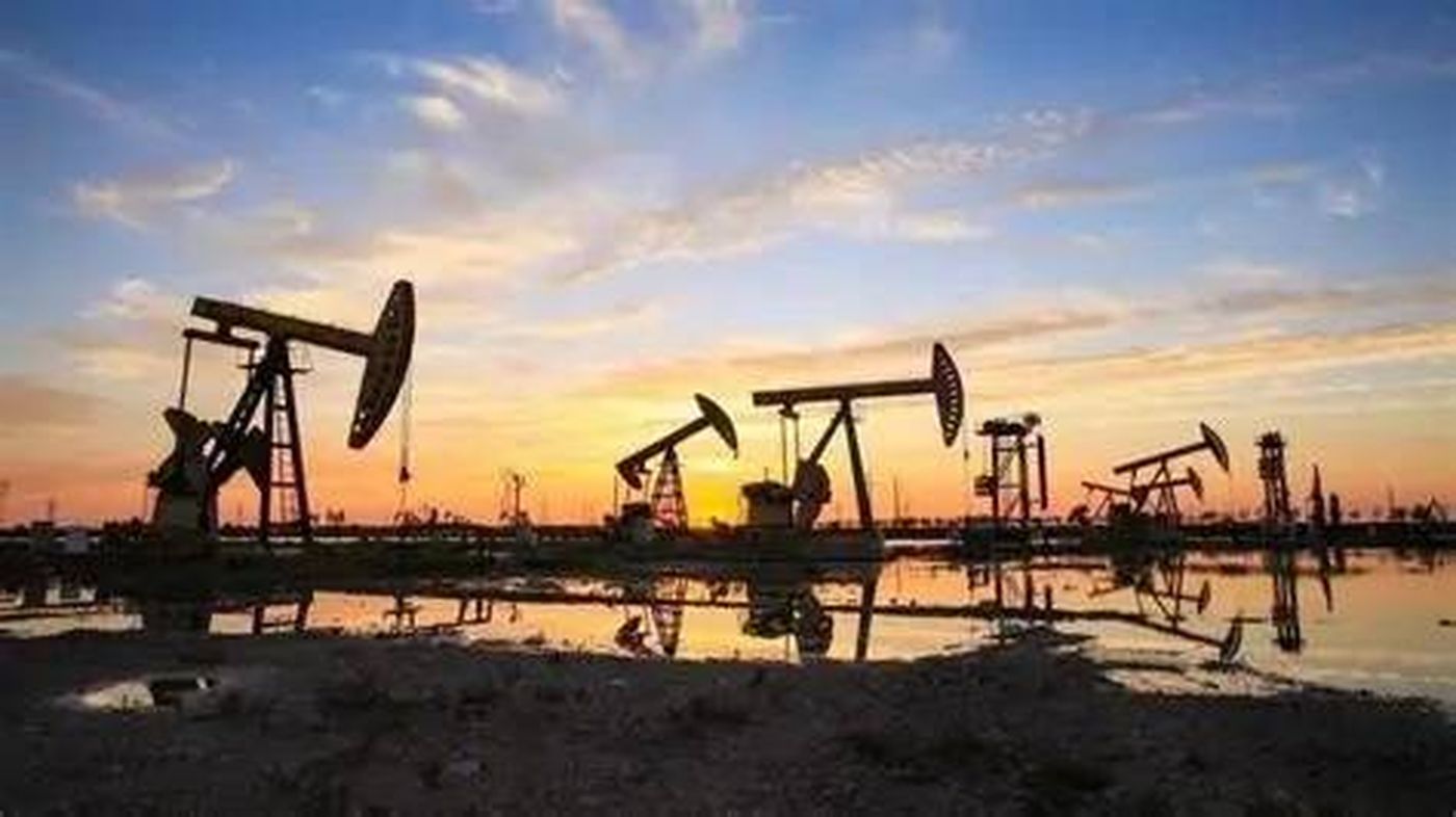 النفط يواصل صعوده مع تعطل الإمداد من الشرق الأوسط
