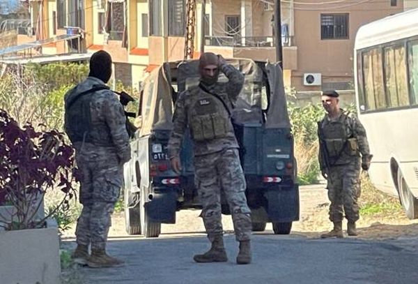 الجيش تسلُّم كميّة من السلاح
 الفلسطيني من مُخيّم عين الحلوة