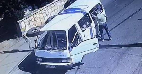 بالفيديو: سائق باص ينهال على الأطفال بالضرب وسط الطريق