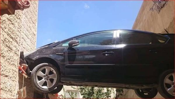 الأردن.. سيارة تسقط بين بنائين