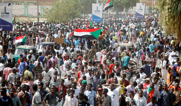 آلاف السّودانيين يواصلون الاحتجاج في الخرطوم