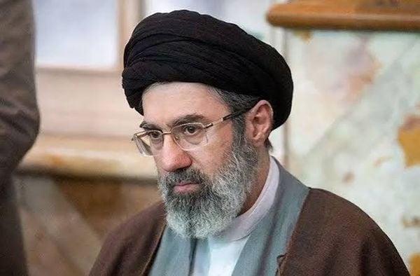 المرشد الإيراني مجتبى خامنئي: أعلن بشكل قاطع أن ارتكاب أي عمل يضر بالتماسك الاجتماعي ممنوع، وأثمن إجراءات حكومتنا التي نفذت رغم قيود ومؤامرات العدو الأميركي والصهيوني والعقوبات والحصار.