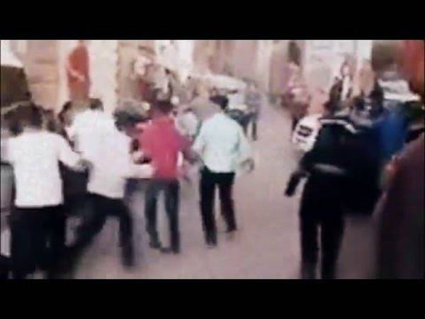 “فيديو”: شاب يعتدي بقسوة على امرأة في مشاجرة بالأسلحة البيضاء في مصر