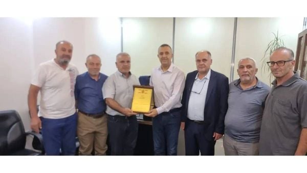 وفد من الدفاع المدني يكرّم بيضون تقديراً لجهوده في تثبيت المتطوعين