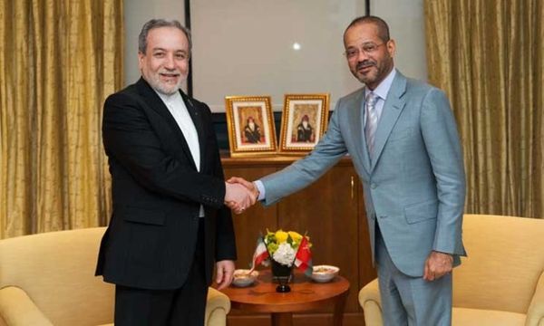 البوسعيدي وعراقجي يبحثان أمن الملاحة في هرمز