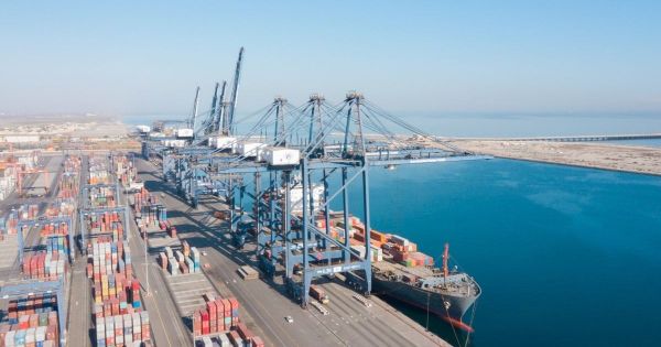 "رويترز": السعودية تنقل شحنات نفطية لآسيا قبالة ميناء صحار بعد تضرر خط البحر الأحمر
