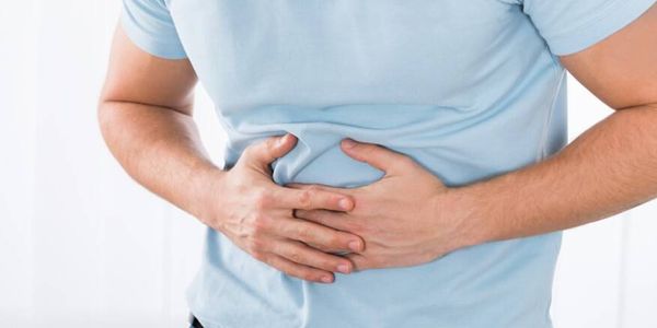 أسباب ونصائح للتعامل مع ألم البطن الليلي