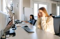 هل يسبب الانترنت التعاسة حقا؟