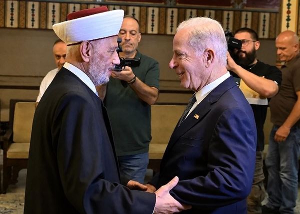 السفير الأميركي ميشال عيسى من دار الفتوى: الولايات المتحدة مهتمة بالوقوف إلى جانب لبنان وتحقيق سيادته ومواقفنا مع مفتى الجمهورية متقاربة، ولا أعلم ما سيحدث بشأن "علي الطاهر" لننتظر ونرى.