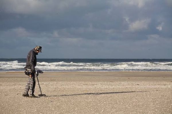 ذهب ومجوهرات... شاب مغربي يطارد "كنوز الشواطئ"