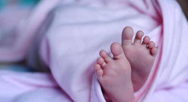 أمّ تتجرد من مشاعر الأمومة وتخنق طفلتها من أجل عشيقها